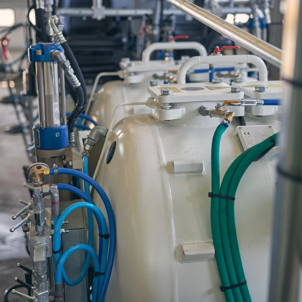 big-white-barrels-standing-in-one-line-2025-03-09-03-46-15-utc